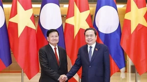 越南国会主席陈青敏会见老挝人民革命党中央总书记、国家主席通伦·西苏里。