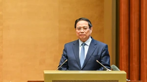 范明正总理在会议上发表专题报告。（维玲 摄）