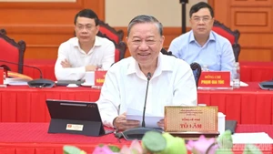 越共中央总书记苏林在会上致辞。（登科 摄）