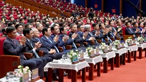 苏林总书记、范明正总理以及党和国家领导人一同出席越南国家工业-能源集团成立50周年纪念典礼。