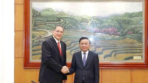 越共中央书记处常务书记陈锦绣会见委内瑞拉统一社会主义党副主席赫苏斯·法里亚。（图片来源：越通社）
