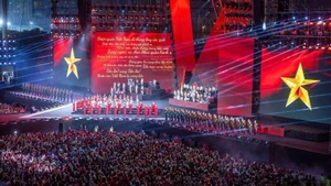 由《人民报》社与河内市人民委员会联合主办的《祖国在我心中》政论文艺演出吸引了超过5万名观众，将美亭国家体育场染成红色。