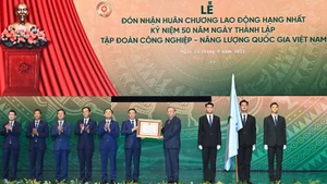 苏林总书记向越南国家工业-能源集团授予一级劳动勋章。（登科 摄）