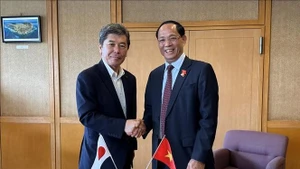 越共中央委员、越南国会副主席陈光方上将会见大分县议会议长岛浩一。（图片来源：越通社）