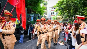 交通警察战士完成任务后，与市民依依告别的瞬间。