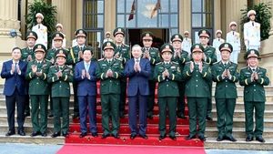 苏林总书记与国防部、国防工业总局领导以及各位代表合影。