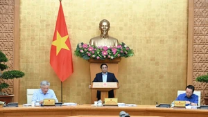 政府总理范明正在会上致辞。