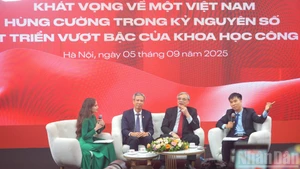 《人民报》在河内市东英县国家会展中心举办了主题为“数字纪元中的越南国家强盛梦想与科技飞跃发展”的座谈会。（忠兴 摄）