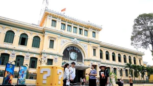 游客参观胡志明市中心邮局。（图片来源：越通社）