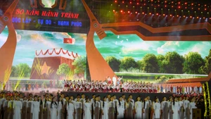《独立—自由—幸福80年征程》艺术晚会是国家重大的政治文化活动，旨在赞颂越南80年来的建国与发展历程。