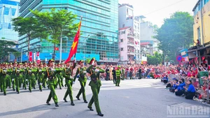 公安方阵在黎笋街上庄严行进。