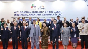 国会主席陈青敏与AIPA各成员议会代表团团长合影。（图片来源：越通社）