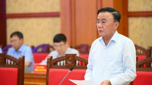 中央书记处常务书记陈锦秀签发越共中央政治局、中央书记处关于政治体系和两级地方政府运行情况和成效的第195-KL/TW号结论。（世大 摄）