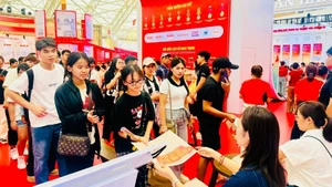“《人民报》——越南共产党、国家及人民的声音”专题展吸引大量观众驻足观看。
