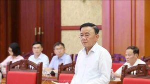 越共中央书记处常务书记陈锦绣主持越共十四大服务组织小组第四次会议。（图片来源：越通社）