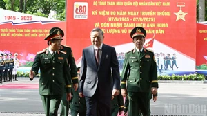 越共中央总书记苏林出席越南人民军总参谋部传统日80周年纪念典礼。