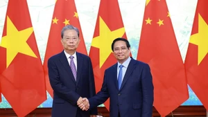 越南政府总理范明正会见中国全国人大常委会委员长赵乐际。（图片来源：越通社）