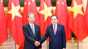 越南国会主席陈青敏和中共中央政治局常委、中国全国人大常委会委员长赵乐际。（图片来源：越通社）