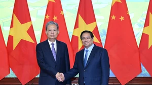 越南政府总理范明正与中共中央政治局常委、中国全国人大常委会委员长赵乐际亲切握手合影。