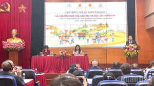 越南文化体育与旅游部常务副部长黎海平在新闻发布会上致辞。