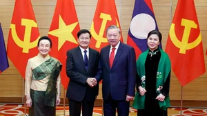 越共中央总书记苏林及夫人与老挝人民革命党中央总书记、国家主席通伦·西苏里及夫人。