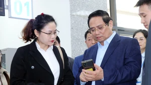 范明正总理实地考察广宁省公共行政服务中心。（图片来源：越通社）