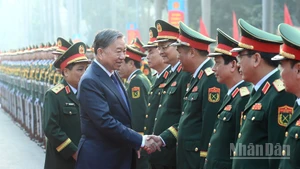 苏林总书记与后勤—技术总局领导代表握手。