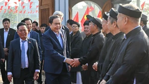 1月27日上午，越南国会主席陈青敏前往位于河内市应天乡的纪念区，向国会常务委员会主任裴鹏抟进香缅怀。