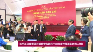 范明正总理看望并鼓励参加越共十四大宣传报道的新闻工作者【视频】