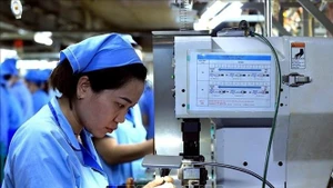 富寿省（原和平省）沱江左岸工业区半导体线材生产线。