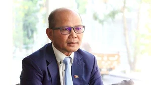 柬埔寨国际关系学院亚非及中东研究系代理主任、埔寨留越校友会（CAVA）主席乌奇·莱昂（Uch Leang）接受越通社驻金边记者采访。（图片来源：越通社）