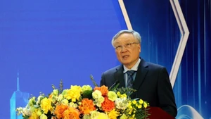 政府常务副总理阮和平在会上发表讲话。（图片来源：越通社）