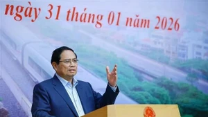 范明正总理在会上发表讲话。