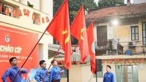 胡志明共青团中央委员会机关团委在其总部隆重举行升旗仪式。