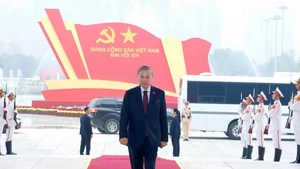 越南党和国家领导人前往河内国家会议中心出席大会预备会议【组图】