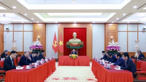 越共中央总书记苏林同古巴共产党第一书记、古巴共和国主席迪亚斯-卡内尔通电话。