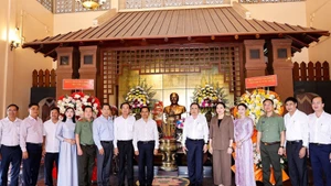 越南国会主席陈青敏上香缅怀原党和国家领导人【组图】