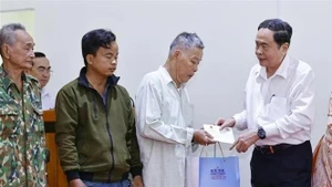 国会主席陈青敏向同塔省优抚家庭和贫困户赠送慰问品。（图片来源：越通社）