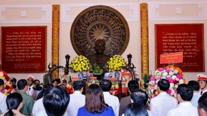 越南国会主席陈青敏上香缅怀部长会议主席范雄和政府总理武文杰。