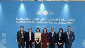 出席第二届社会发展世界峰会的越南代表团。
