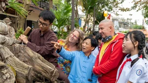 在越南旅游的国际游客。