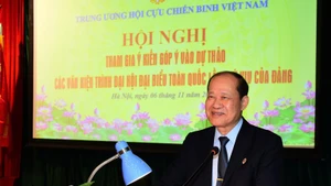 越南老兵协会主席毕春长上将在会上发表讲话。