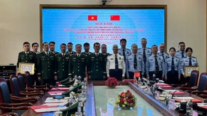 双方代表合影留念。