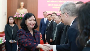 越南祖国阵线中央委员会主席裴氏明怀会见赴越出席第13届越中人民论坛的代表团。（图片来源：mattran.org）