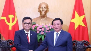 越南胡志明国家政治学院院长阮春胜与印度尼西亚国家国防研究院院长艾斯·哈桑·西亚兹利。（图片来源：越通社）