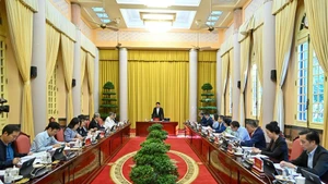 越南国家主席梁强主持会议。