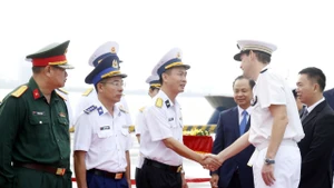 海军第三区领导欢迎法国海军舰艇领导抵达岘港市。（图片来源：越南海军）