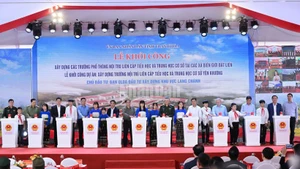 越南政府总理范明正出席在清化省安姜乡举行的72所陆地边境乡九年一贯制寄宿学校开工仪式主会场。