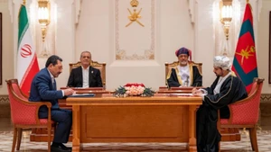 2025年5月27日，阿曼苏丹海赛姆·本·塔里克·阿勒赛义德（右，后排）和伊朗总统马苏德·佩泽什基安（左，后排）在阿曼首都马斯喀特出席签字仪式。（来源：新华社）