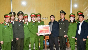 政府总理范明正走访慰问了安姜乡干部、群众及武装力量。